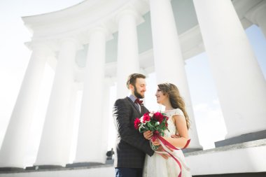 Lüks evli çift, gelin ve damat eski şehirde poz veriyor.