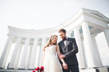 Lüks evli çift, gelin ve damat eski şehirde poz veriyor.