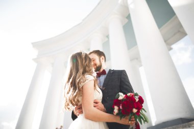 Lüks evli çift, gelin ve damat eski şehirde poz veriyor.