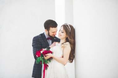 Güzel çift, gelin ve damat büyük beyaz sütun poz