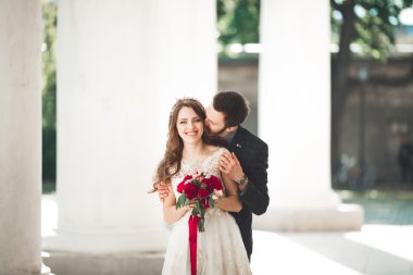 Lüks evli çift, gelin ve damat eski şehirde poz veriyor.