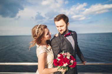 Gün batımında sahilde yürüyüş sadece evli evlilik çift.