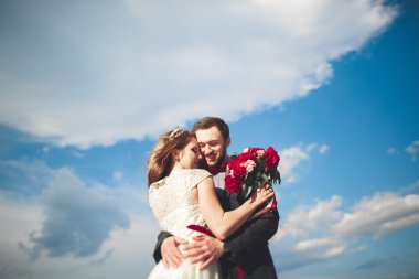 Gün batımında sahilde yürüyüş sadece evli evlilik çift.