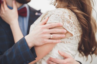 Gün batımında sahilde yürüyüş sadece evli evlilik çift.