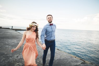 Düğün çift, Gelin, damat yürüyüş ve iskelede poz