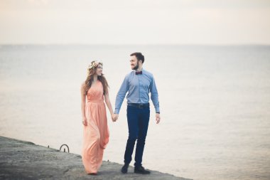 Denizin üzerinde bir iskele üzerinde duran evli evlilik çift