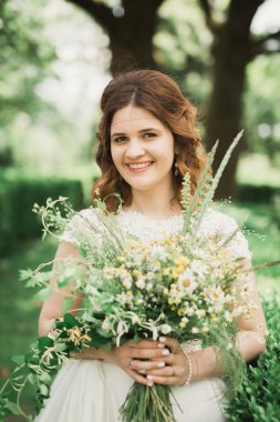 Buket çiçek park holding gelin. Düğün