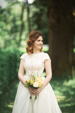 Buket çiçek park holding gelin. Düğün