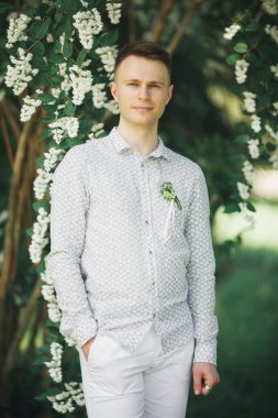 Adam, damat düğün gününde parkta poz