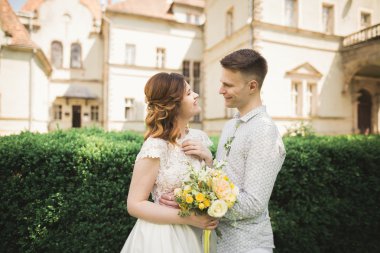 Muhteşem romantik zarif stil güzel beyaz gelin arka planda antik barok kalesinde