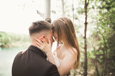 Bahar mevsiminde öpüşen düğün çifti. Yakın plan portre.