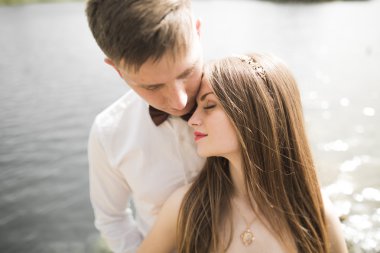 Bahar mevsiminde öpüşen düğün çifti. Yakın plan portre.