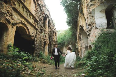 İnanılmaz mutlu nazik stil güzel romantik beyaz çift arka planda antik barok kalesinde