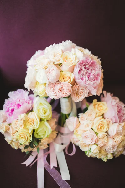Υπέροχο πολυτελές γαμήλιο μπουκέτο από διαφορετικά λουλούδια — Φωτογραφία Αρχείου