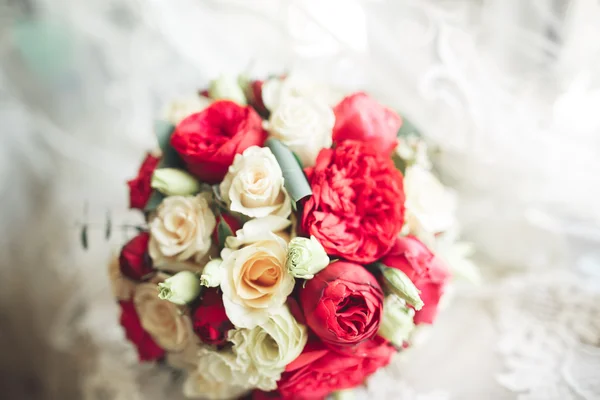 Maravilhoso bouquet de casamento de luxo de flores diferentes — Fotografia de Stock