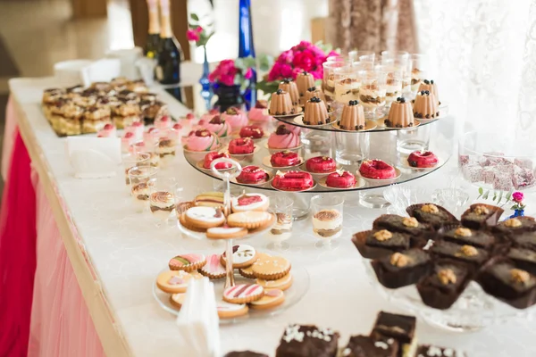 Νόστιμο και νόστιμο τραπέζι επιδόρπιο με cupcakes πλάνα στη ρεσεψιόν closeup — Φωτογραφία Αρχείου