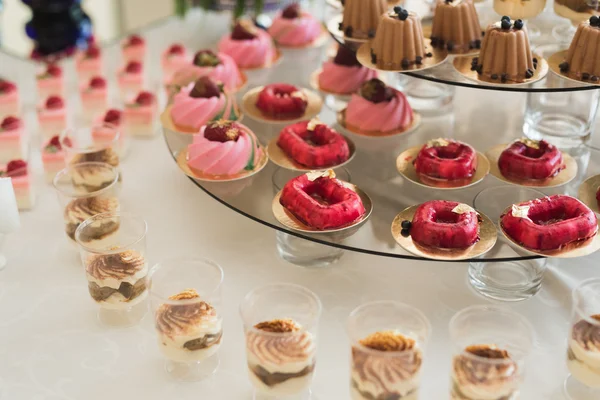 Bir büfe üzerinde pişmiş tatlı çeşitleri