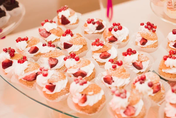 Bir büfe üzerinde pişmiş tatlı çeşitleri