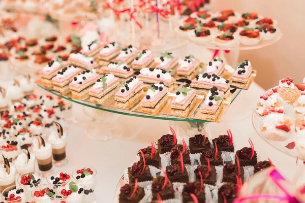 Köstliche und leckere Desserttafel mit Cupcakes Aufnahmen an der Rezeption Nahaufnahme — Stockfoto