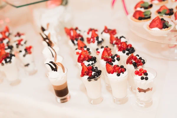 Heerlijk en smakelijk dessert tafel met cupcakes shots bij de receptie closeup — Stockfoto