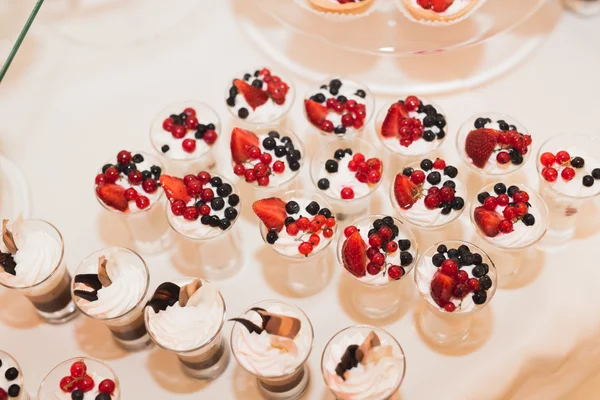 Diversi tipi di dolci al forno su un buffet — Foto Stock