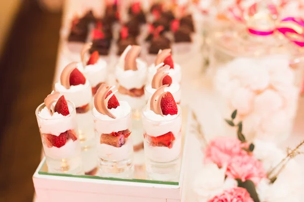 Delizioso e gustoso tavolo da dessert con shot di cupcake al primo piano della reception — Foto Stock