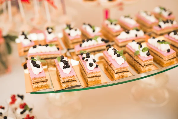 Verschiedene Arten von gebackenen Süßigkeiten auf einem Buffet — Stockfoto