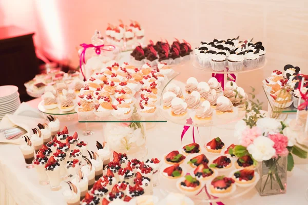 Diferentes tipos de dulces horneados en un buffet — Foto de Stock