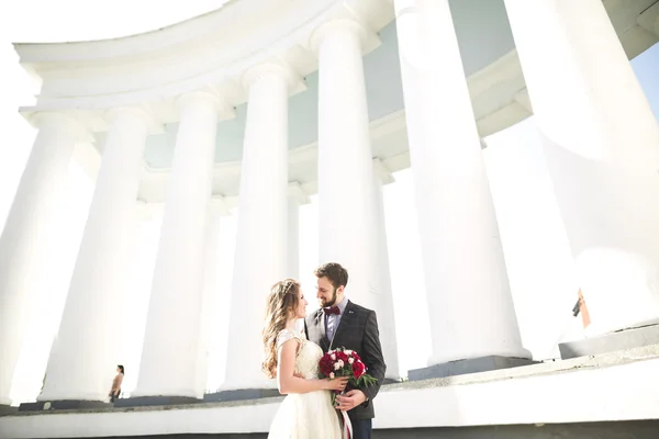 Casamento de luxo casal, noiva e noivo posando na cidade velha — Fotografia de Stock