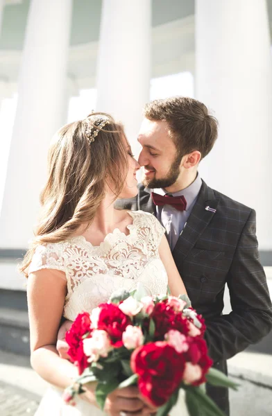 Beau couple, mariée et marié posant près de grande colonne blanche — Photo