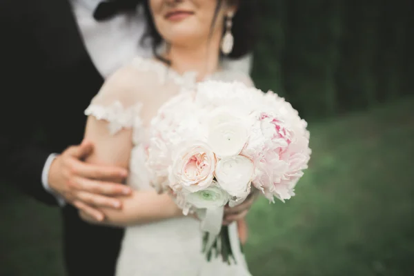 Perfektes Hochzeitspaar mit luxuriösem Blumenstrauß — Stockfoto