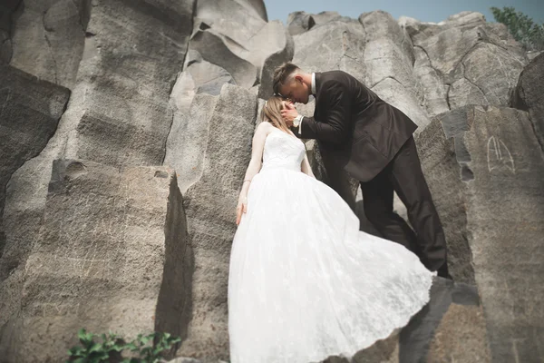 Bella coppia di nozze in montagna con rocce — Foto Stock