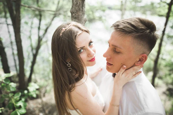 Boda pareja hombre, novia besándose y abrazándose en un fondo del río, montañas. Retrato de belleza —  Fotos de Stock