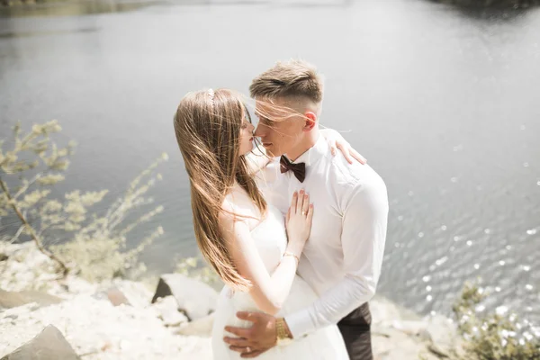 Casal de casamento beijando ficar sobre bela paisagem — Fotografia de Stock