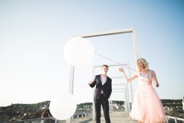 Aşık erkek ve kadın açık havada birbirlerine kucaklayan