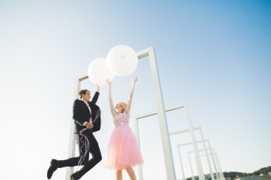 Sevgi dolu çift atlama ve eski şehir'in backgrounf ile çatı üzerinde gülümseyen