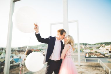 Sevgi dolu birkaç arka plan üzerinde batan güneşin. Yeni evli. Gün batımında yürümek