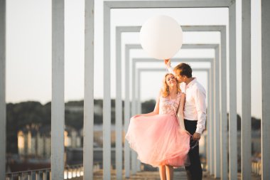 Aşık erkek ve kadın açık havada birbirlerine kucaklayan