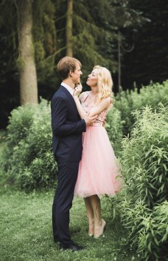 Genç çift eğleniyor ve güzel doğanın tadını çıkarıyor.