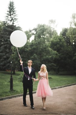 Sevgi dolu birkaç arka plan üzerinde batan güneşin. Yeni evli. Gün batımında yürümek