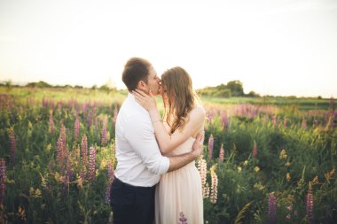 Duygusal güzel gelin sarılma yeni evli damat alan closeup günbatımında arkasından