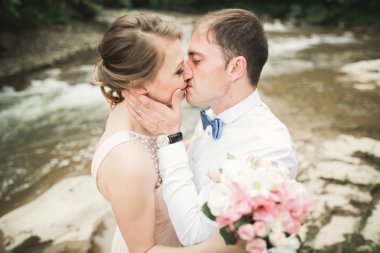 Gelin gülümsüyor damat yüzünü ince dokunur süre kapalı gözler ile