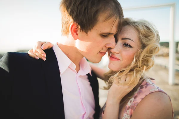 Primer plano retrato de feliz sonriente pareja enamorada posando en el techo con grandes bolas. Ciudad del paisaje —  Fotos de Stock