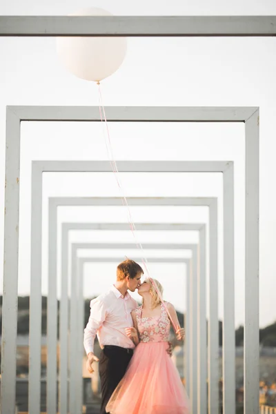 Amantes homem e mulher abraçando uns aos outros ao ar livre — Fotografia de Stock