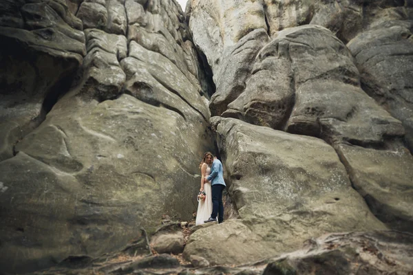Öpüşme ve sarılma mutlu evlilik çift yüksek bir uçurum yakın: — Stok fotoğraf