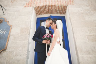 Çift düğün ayakta ve eski şehrin sokaklarında öpüşme olduğunu