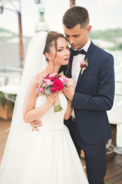 Lüks evli çift, gelin ve damat eski şehirde poz veriyor.