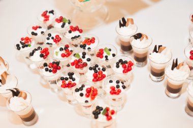 Çeşitli lezzetli tatlılar, yemek fikirleri ve kutlamalarla dolu bir büfe.