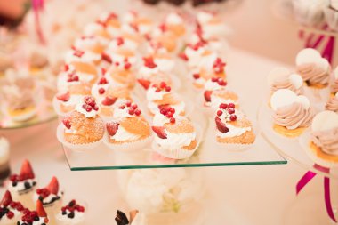 Lezzetli düğün resepsiyonu, tatlı masası.