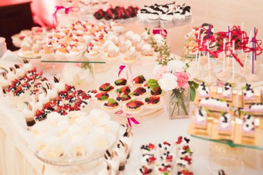 Lezzetli düğün resepsiyonu, tatlı masası.